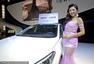 “小林志玲”漫琦现身车展 大秀事业线展妖娆
