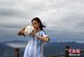 高清图：美女山顶助威世界杯 演海拔最高广场舞