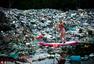 美国女子在墨西哥垃圾中冲浪 呼吁环保