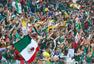 高清图：胜利犒劳墨西哥球迷 淋雨洗浴不是问题