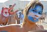 高清图：阿根廷女郎疯狂助威 半裸双峰爆乳彩绘