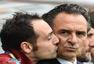 高清图：意大利队教练组基情无限 替补席上亲吻