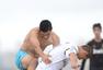 高清图：墨西哥沙滩备战 赤膊裸身穿紧身裤玩球