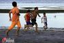 高清图：菲律宾少年海滩踢球 小球迷向往世界杯