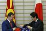 高清图：日首相安倍晋三与马其顿总理互赠球衣