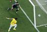 高清图：巴西胜哥伦比亚 内马尔祝贺路易斯进球
