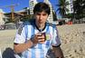 前方图：阿根廷球迷休闲等待决战 沙滩摇椅品茶