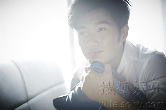 《何以》向恒白衬衫写真 沈泰展型男慵懒诱惑