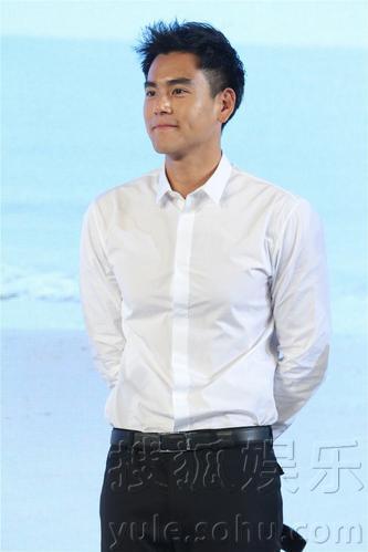 王菲现身《匆匆那年》主题曲发布会 遭男神索