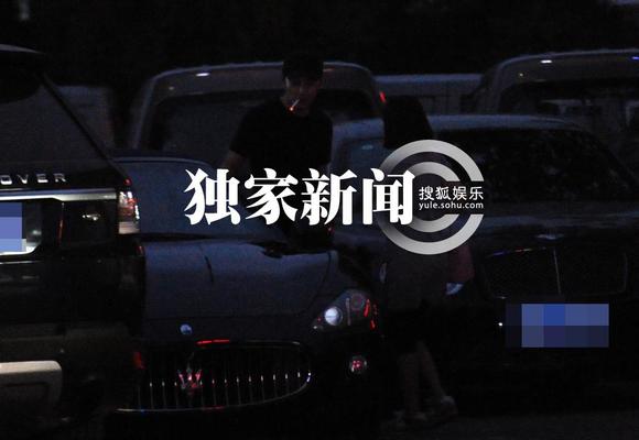 独家:罗晋带助理外出 超市购红包后车行看新车