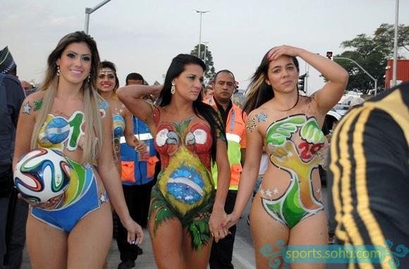 高清:三美女裸体彩绘逛大街 <em>性感</em>亮相<em>警察</em>开路