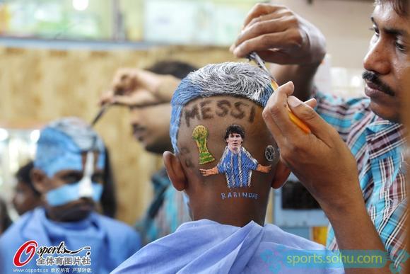 高清图:阿三哥也是死忠 印度开挂球迷头剃梅西