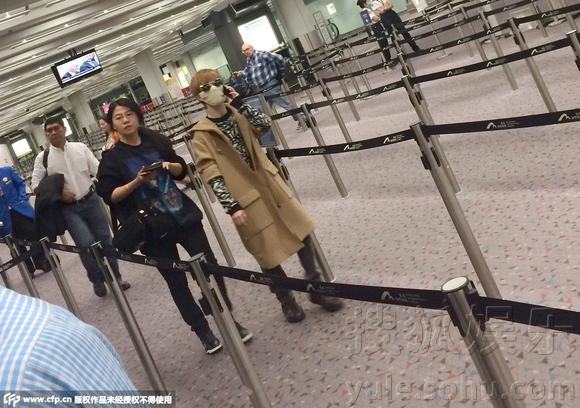 郭敬明穿长款大衣显娇小 戴口罩紧盯手机