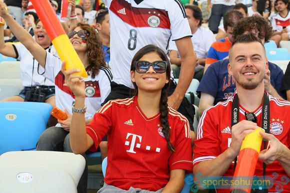 前方图:各国球迷助阵<em>阿德</em>战 中国<em>美女</em>球迷抢镜