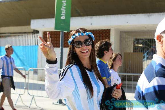 前方图:各国球迷助阵<em>阿德</em>战 中国<em>美女</em>球迷抢镜