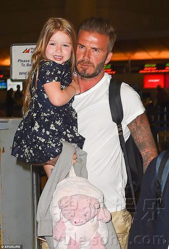 贝克汉姆抱女儿现身机场 小七露齿大笑心情好