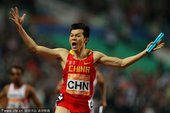 北京时间11月26日，2010年广州亚运会田径比赛在奥体中心体育场进入倒数第二天的争夺，在男子4x1...