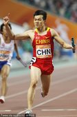 北京时间11月26日，2010年广州亚运会田径比赛在奥体中心体育场进入倒数第二天的争夺，在男子4x1...