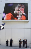 迈克尔杰克逊悼念仪式即将开始，大批歌迷集中在斯台普斯中心门口，集体签名向偶像寄托哀思，歌迷穿戴了各种...