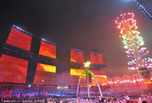 2010年11月12日，中国广州，2010亚运会开幕式盛大举行，焰火表演五彩缤纷。
