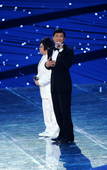 开幕式上歌手刘德华（右）和韩红演唱主题歌《和梦一起飞》。新华社/图