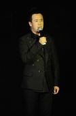 搜狐娱乐讯 2009年11月11日，陈琳追思会与晚上20点开始，杨坤与陈琳隔空对唱《两个人的世界》，...