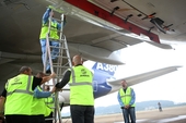 第七届珠海航展上，空客工程师对抵达的A380进行精心维护。