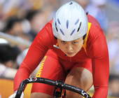 8月17日，中国选手郭爽在比赛中奋力骑行。新华社记者 梁强/摄 