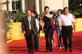 搜狐娱乐讯（前方报道组）华表奖红毯群星云集，各剧组亮相。