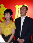 2010年5月24日讯，郑州，赵雅芝5月21日出席老凤祥银楼活动。身穿黄衣黑裙的她优雅迷人，与嘉宾合...