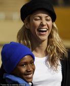 2010年7月8日，南非，约翰内斯堡：哥伦比亚歌手夏奇拉在世界杯期间现身南非，与南非孩子们在一起交谈...