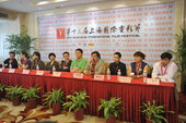 搜狐娱乐讯 2010年6月16日上午，亚洲新人奖参赛影片新闻发布会在上海影城举办，众多导演均表示“这...