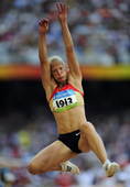 8月16日，女子七项全能跳远比赛在国家体育场进行。图为女运动员跳落沙坑的瞬间。