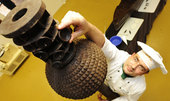 6月24日，在德国北部城市派讷，一名甜品师展示用巧克力制作的柏林电视塔模型。今年是柏林电视塔落成40...