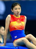 10月14日，全运会蹦床网上个人决赛，何雯娜戴护腰带参赛，伤痛中的何雯娜频伸舌头搞怪。 