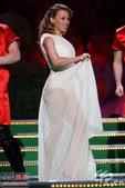 凯莉米洛主持全英音乐奖颁奖礼，白色长裙飞舞，尊贵性感无可比拟，掀起全场一次次欢呼。