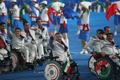 9月6日，残奥会开幕式在鸟巢举行。各国运动员在入场式上展现了轮椅上的乐观坚强，深深感染观众。搜狐体育 昌盛/摄