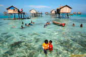2月17日，在马来西亚沙巴州附近的苏拉威西海域，约有30户生活在海上的土著居民在这里过着原始的生活，...