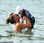2010年7月11日，鲁尼夫妇带儿子凯在巴巴多斯海里游泳，英格兰头号前锋试图忘了在南非的失利之痛。