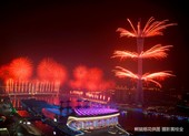 2010年11月12日，中国广州，2010亚运会开幕式盛大举行，焰火表演五彩缤纷。
