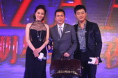 搜狐娱乐讯 2010芭莎明星慈善夜，王中磊35万拍得鳄鱼皮包。