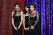 搜狐娱乐讯（前方报道组）13届华表奖颁奖礼，马伊俐董洁同台拼艳。