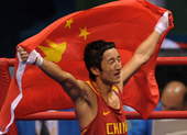 8月24日，中国选手邹市明在男子拳击48公斤级决赛中，战胜蒙古国选手普列布道尔吉・塞尔丹巴，获得冠军。新华社/摄 