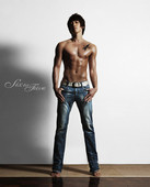 韩星Rain近日为自己参加设计并入股的某牛仔裤品牌拍摄了广告海报。Rain在11月进行了此次海报的拍...