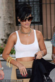 2009年8月26日讯，纽约，人气天后蕾哈娜(Rihanna)当地时间8月25日录制完新专辑后离开工...