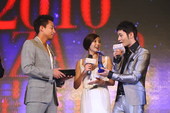 搜狐娱乐讯 2010芭莎明星慈善夜，汪小菲以50万拍得第十件拍品，周大福80周年珍藏版套装。