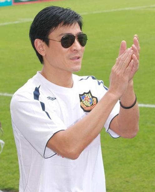 娱乐图片库 娱乐明星爱踢球赵本山曾志伟皆球友