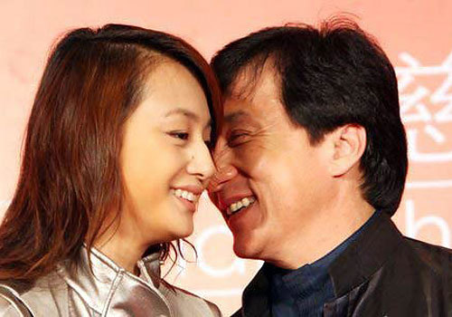 盘点成龙与28位女星的亲密瞬间