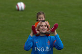 欧洲杯星二代：荷兰队满溢父爱 童真遍布场内外