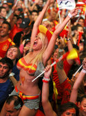高清：西班牙裸女球迷狂欢庆祝 意大利球迷黯然